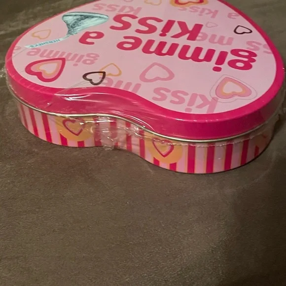 NIP collectible Hershey’s Heart Gimme A Kiss tin Valentine's Day great gift - Picture 5 of 5